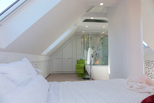 一套以原色設計的布達佩斯閣樓公寓